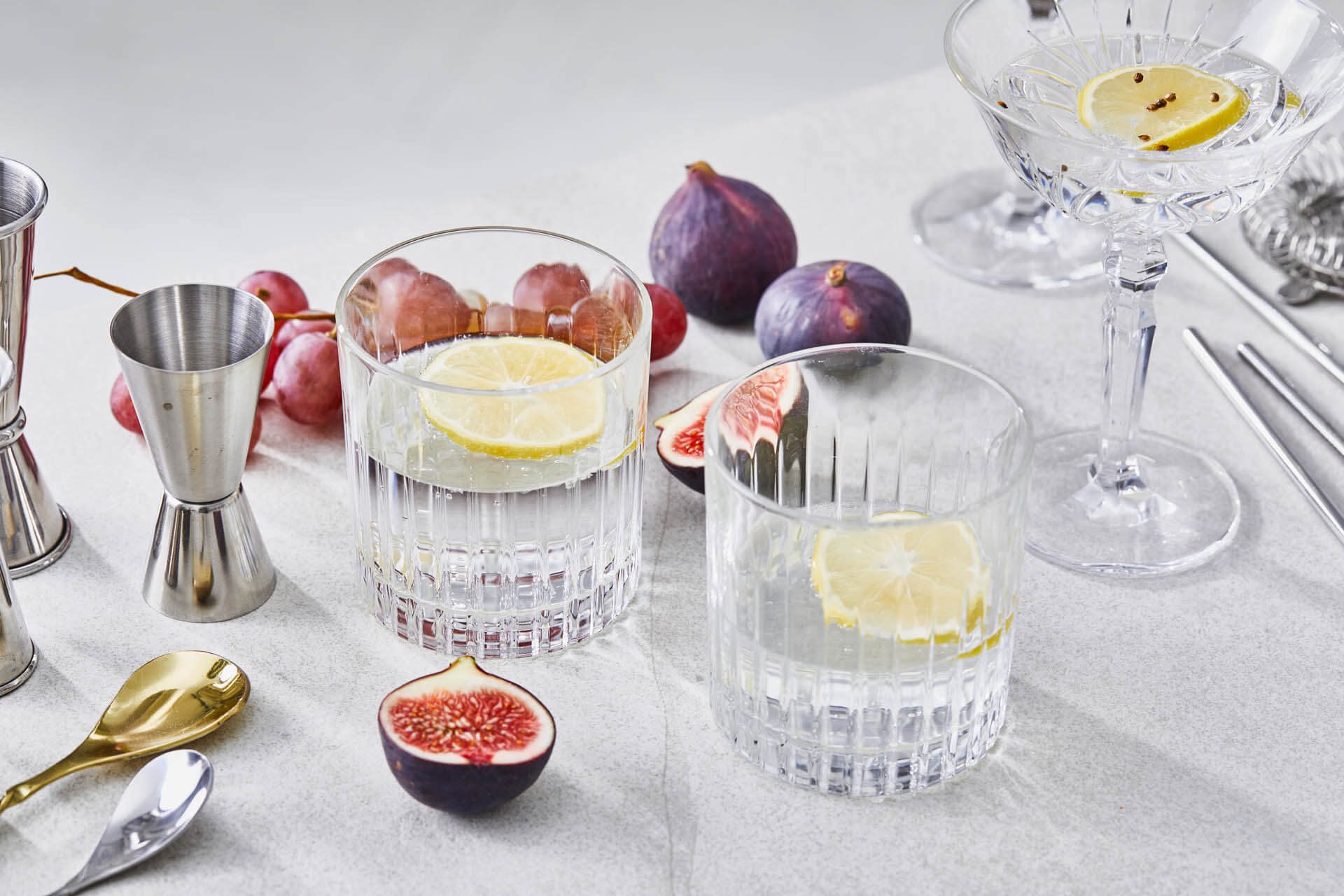 Gin cocktails with figs and lemon